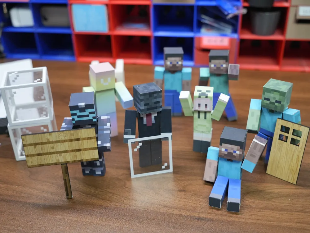 Figuras de papel de Minecraft montadas sobre uma mesa